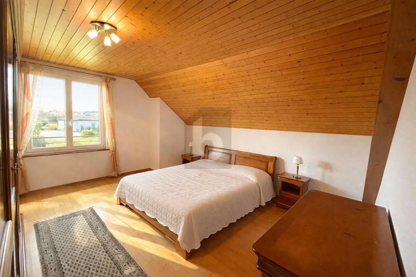 Spacious Villa with Garden - Photo 5 of 6