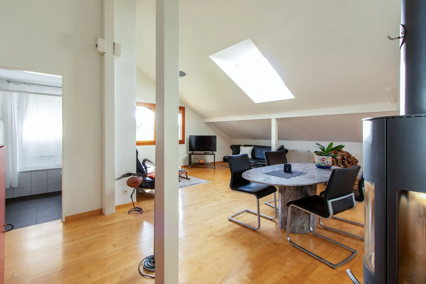 Appartement sous les combles de 2,5 pièces - Photo 3 sur 11