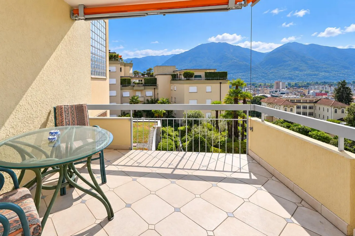 Your retreat above Locarno: free view, large balcony, indoor pool - Photo 2 of 19