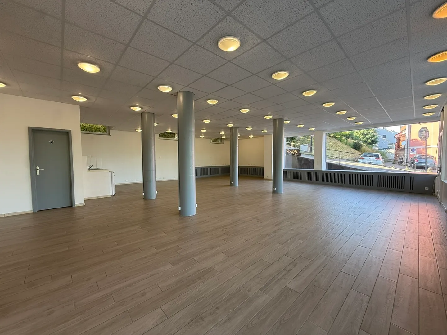 À LOUER – 2 GRANDS LOCAUX COMMERCIAUX AVEC VITRINE SUR RUE À ROMONT  - Photo 2 sur 9