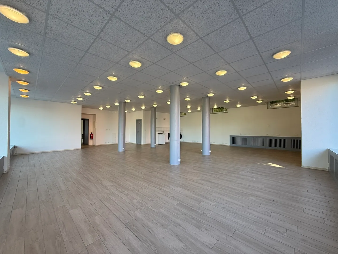 À LOUER – 2 GRANDS LOCAUX COMMERCIAUX AVEC VITRINE SUR RUE À ROMONT  - Photo 3 sur 9