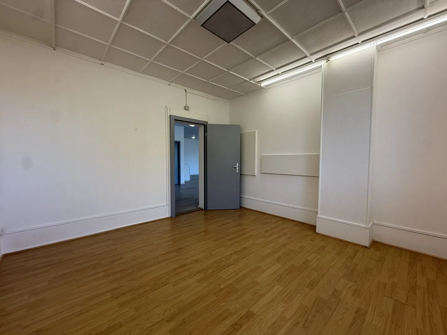 À LOUER – 2 GRANDS LOCAUX COMMERCIAUX AVEC VITRINE SUR RUE À ROMONT  - Photo 6 sur 9