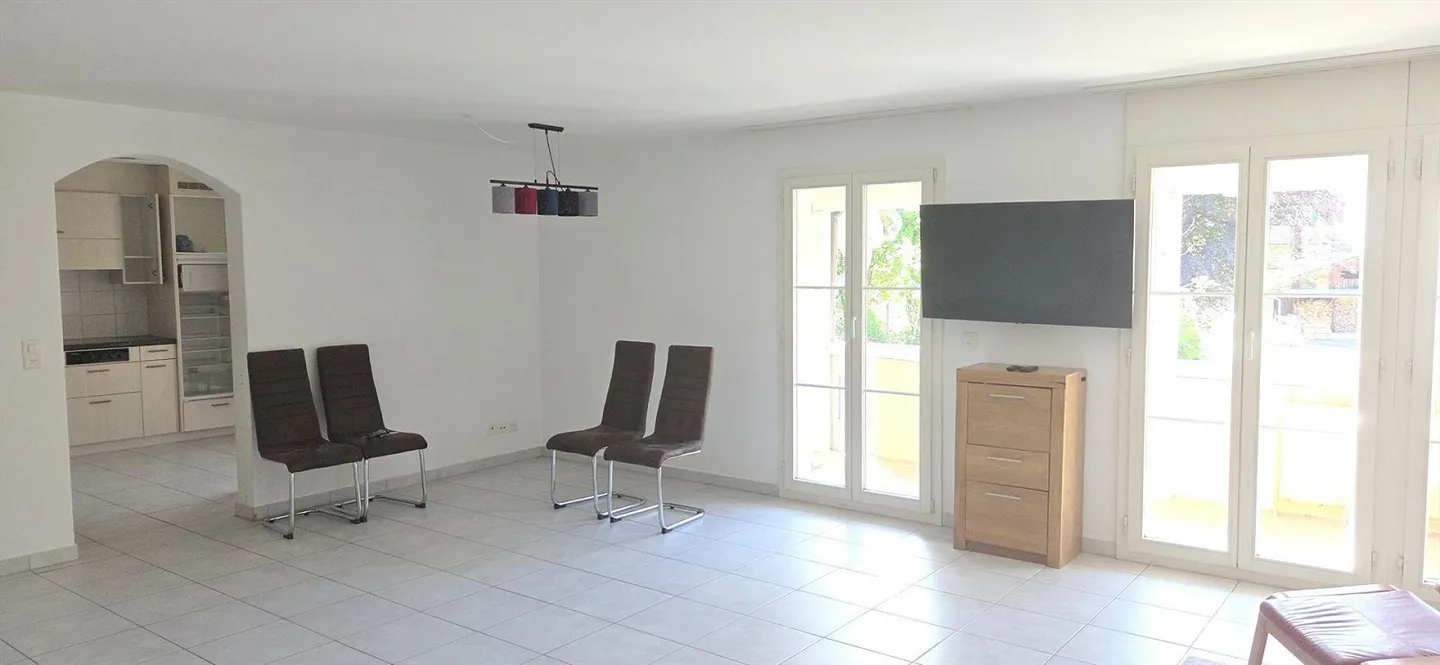 Ampio appartamento di 5,5 stanze con balcone + bella vista a - Foto 4 di 19