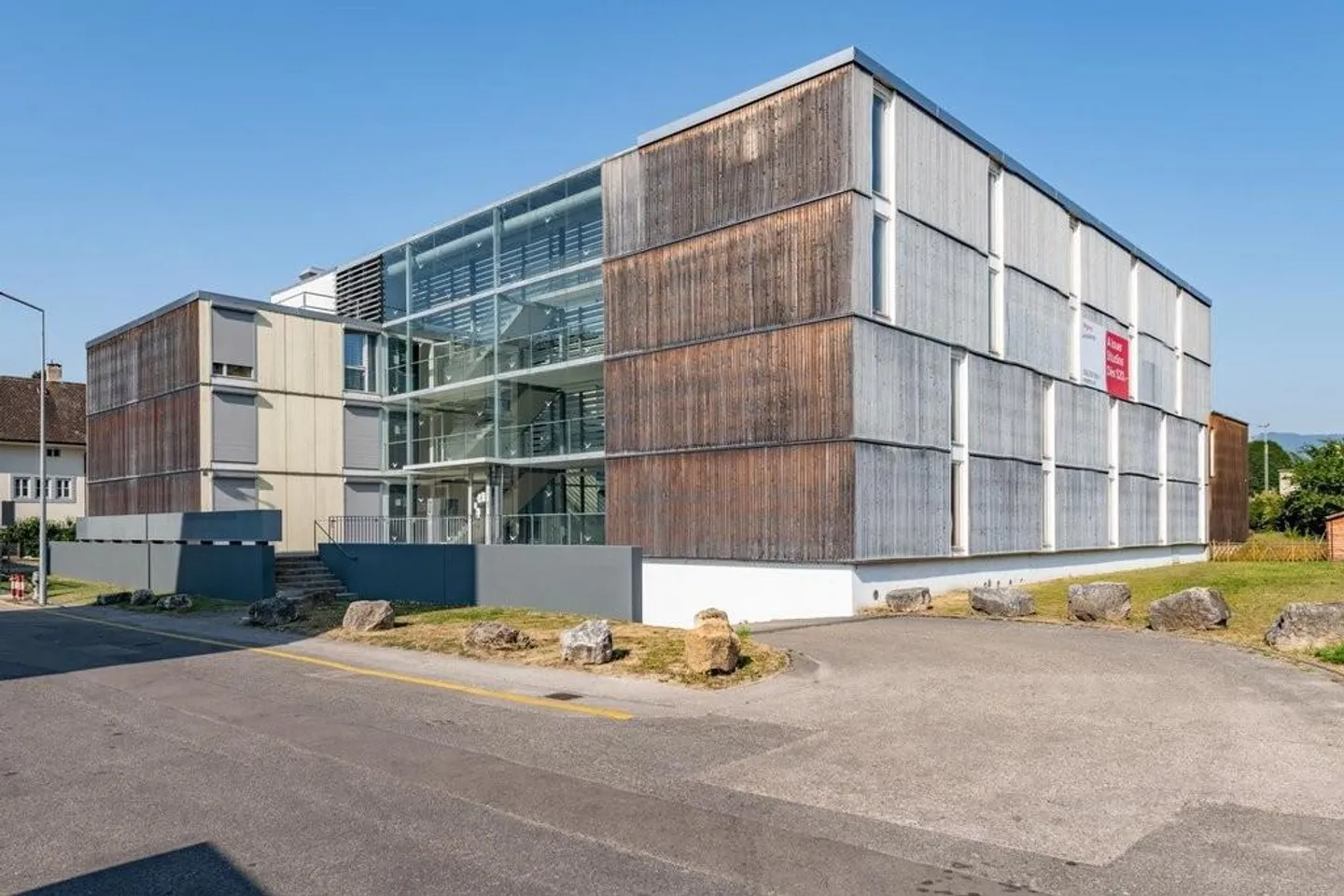 A deux pas du centre-ville, de la gare et de l'HEIVD - Photo 1 sur 4