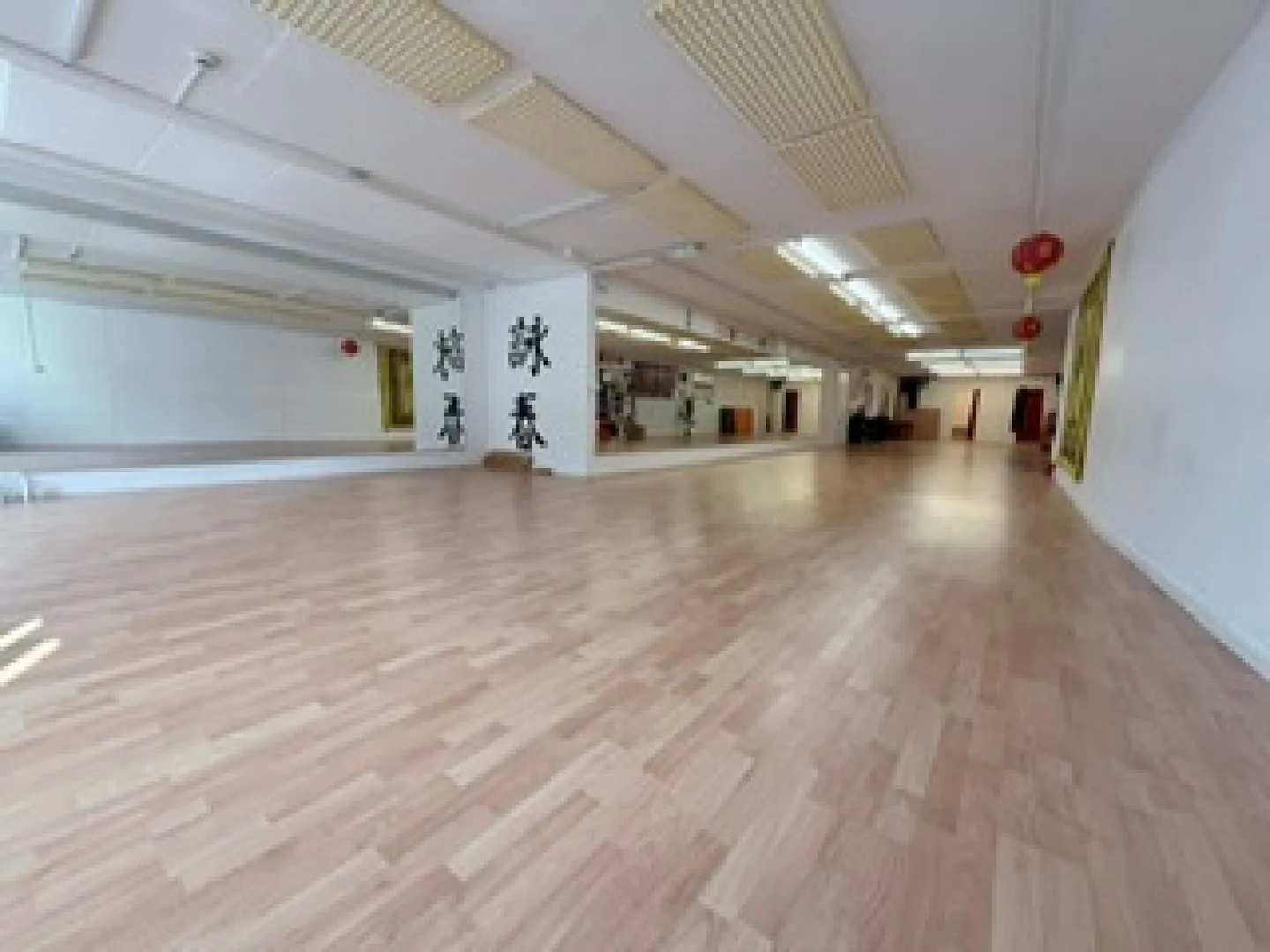 Bureau, Espace de Stockage ou Commercial avec Fenêtres - Photo 1 sur 10