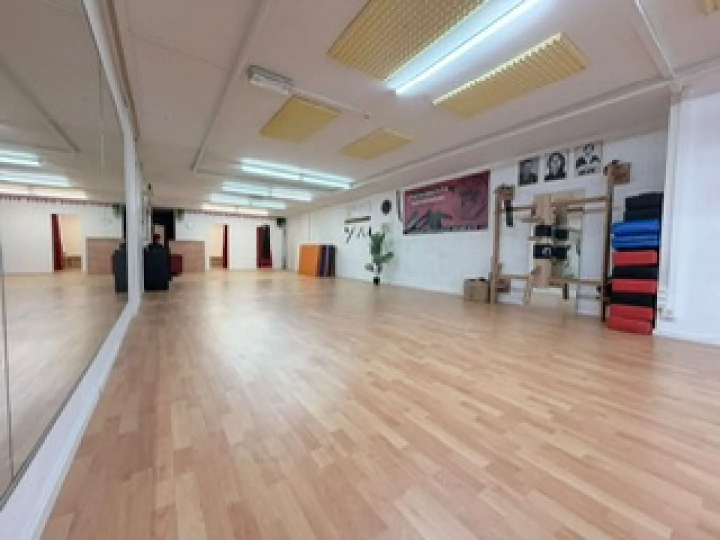 Bureau, Espace de Stockage ou Commercial avec Fenêtres - Photo 2 sur 10