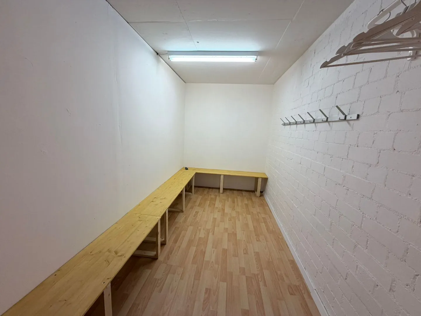 Bureau, Espace de Stockage ou Commercial avec Fenêtres - Photo 8 sur 10