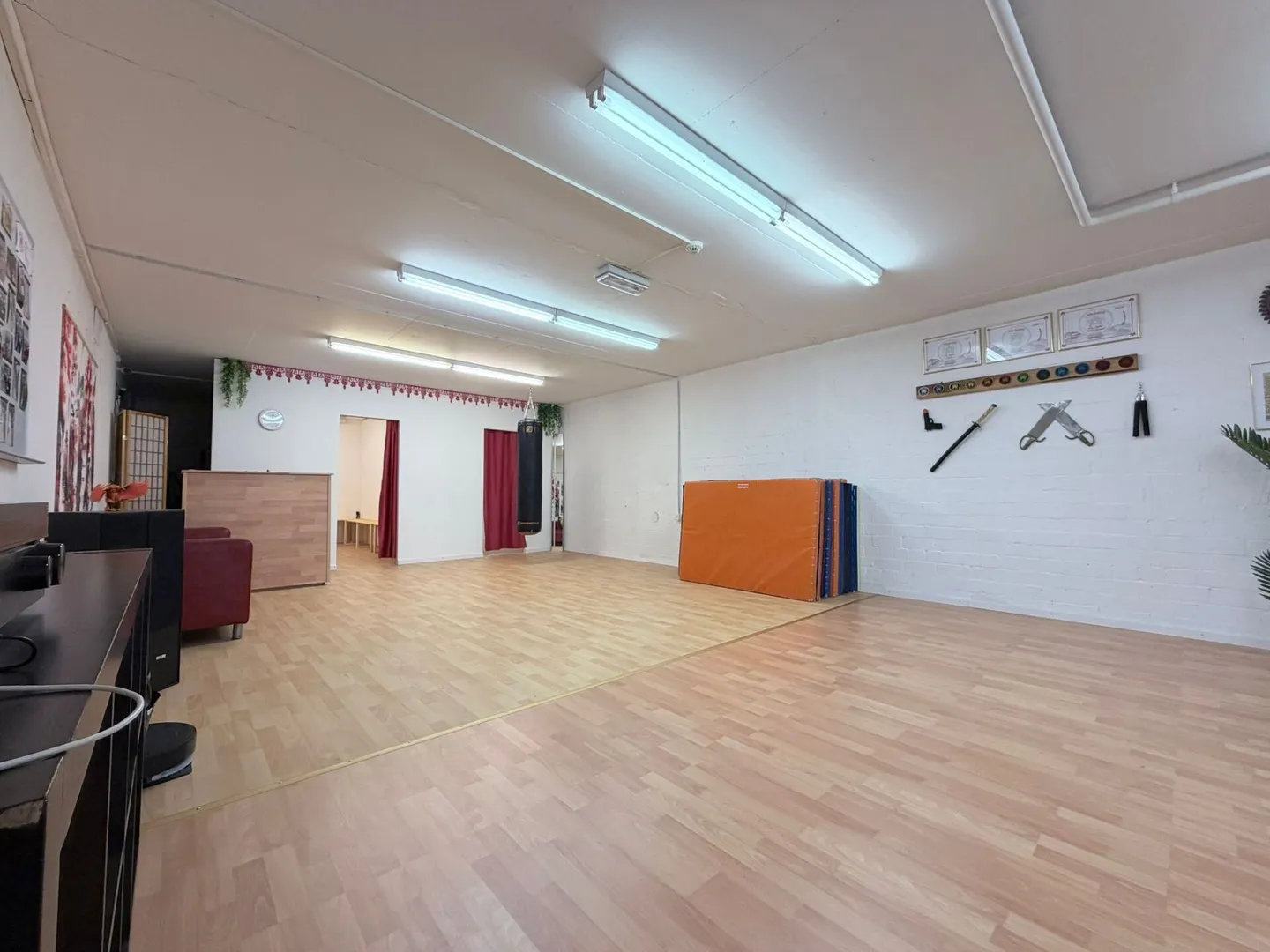 Bureau, Espace de Stockage ou Commercial avec Fenêtres - Photo 9 sur 10