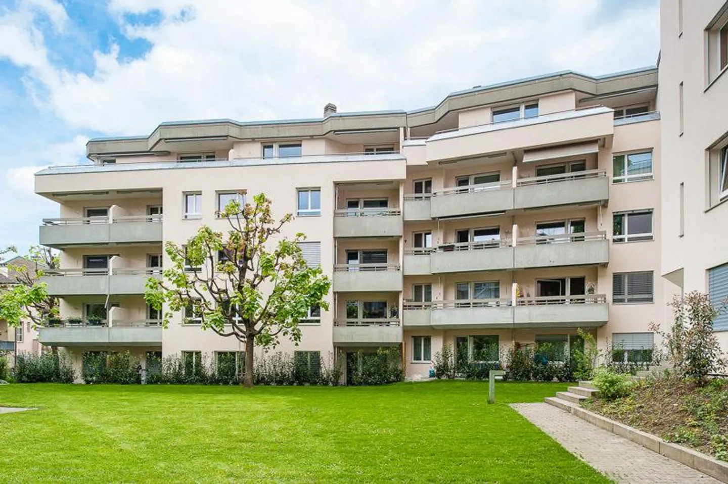 Appartement 2 pièces avec piscine dans la cour - Photo 1 sur 5
