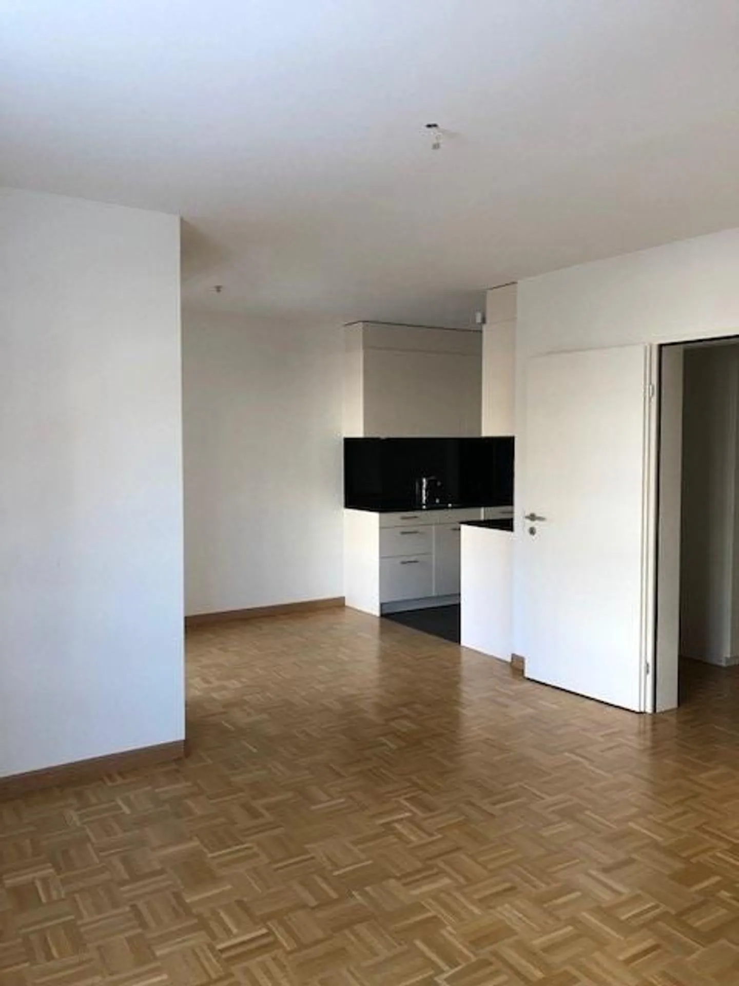 Appartement 2 pièces avec piscine dans la cour - Photo 3 sur 5