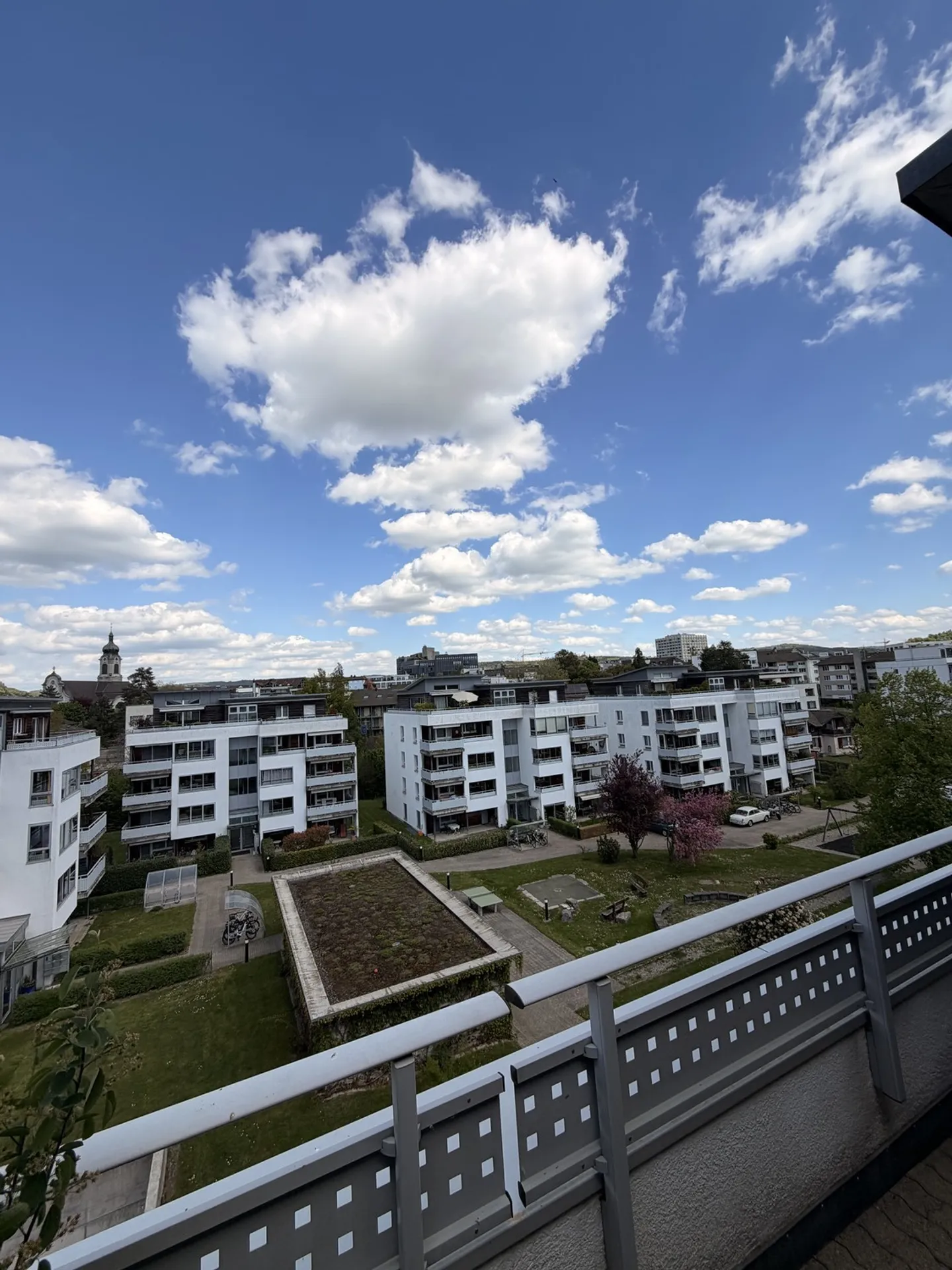 Appartement penthouse attrayant avec grande terrasse et accès direct par ascenseur, situé au centre de Brugg - Photo 2 sur 15