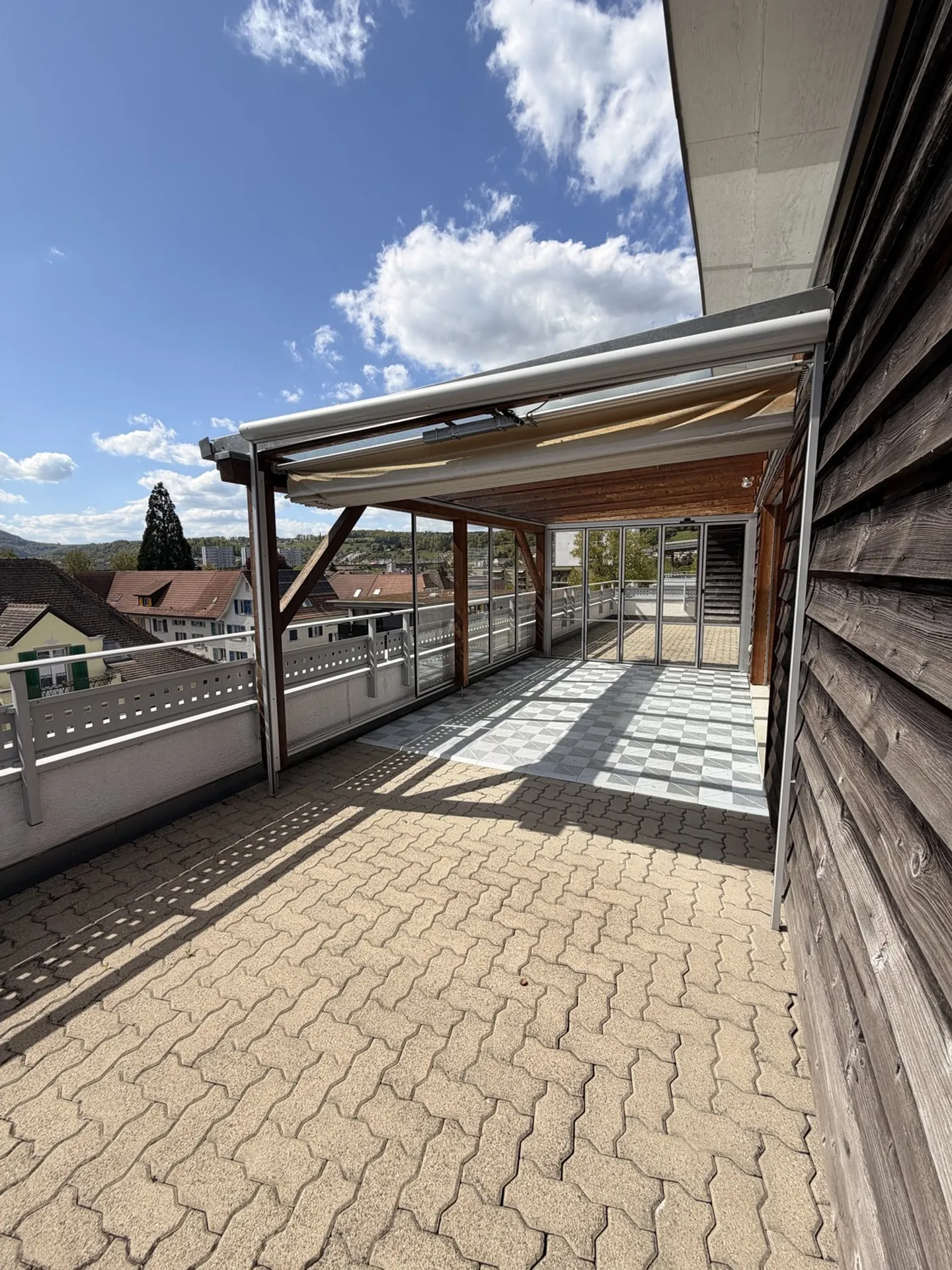 Appartement penthouse attrayant avec grande terrasse et accès direct par ascenseur, situé au centre de Brugg - Photo 3 sur 15