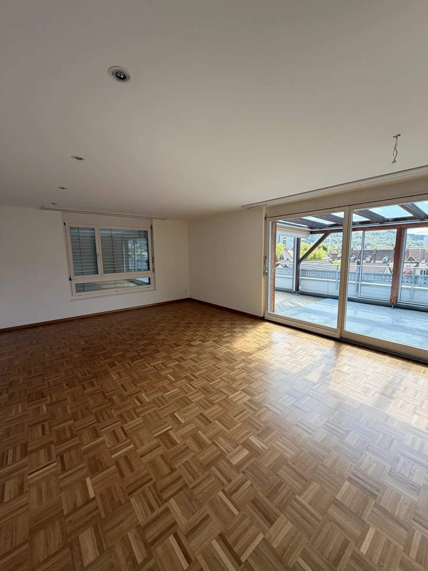 Appartement penthouse attrayant avec grande terrasse et accès direct par ascenseur, situé au centre de Brugg - Photo 5 sur 15