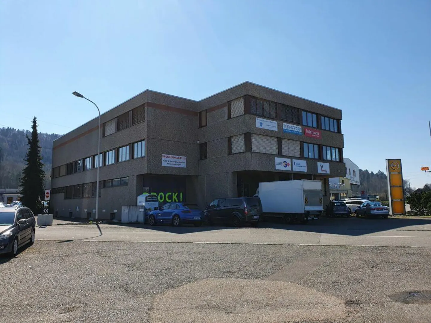 Proprietà commerciale e d'ufficio attraente a Suhr - Foto 1 di 9