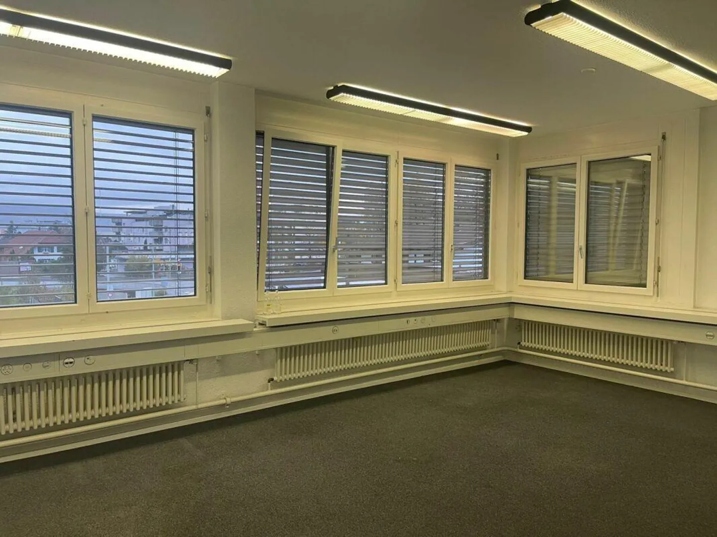 Proprietà commerciale e d'ufficio attraente a Suhr - Foto 2 di 9