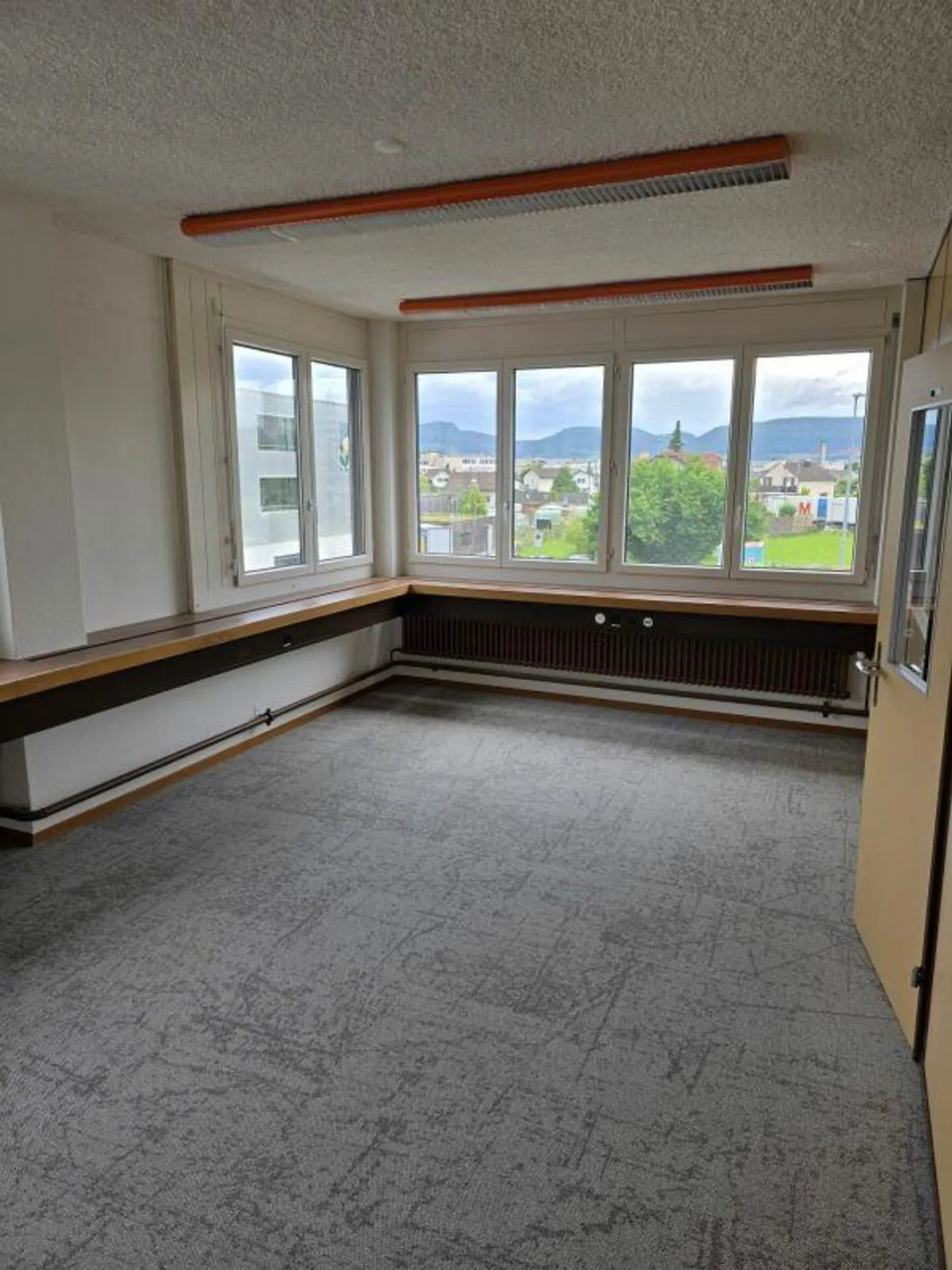 Proprietà commerciale e d'ufficio attraente a Suhr - Foto 7 di 9