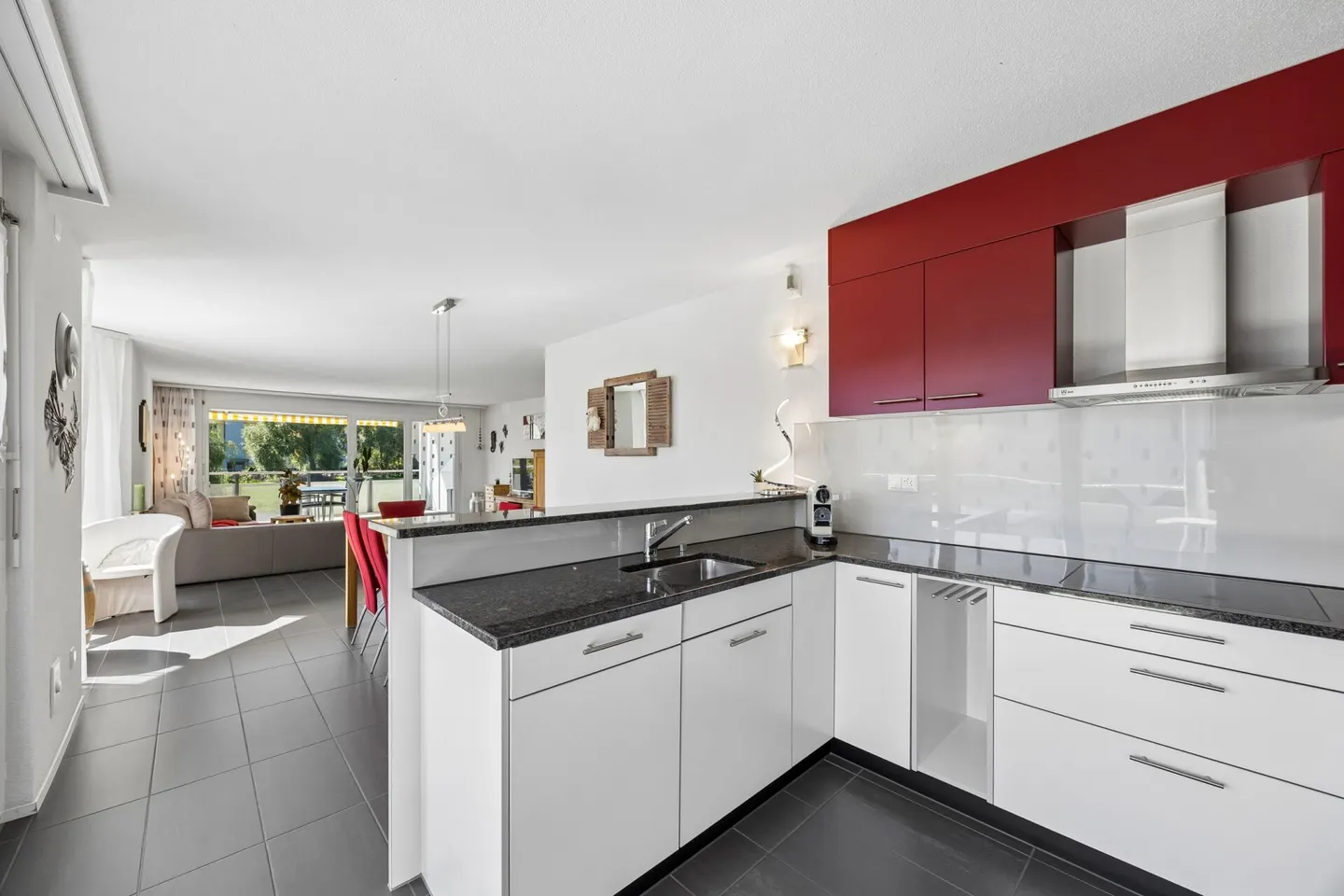 Appartement moderne de 4,5 pièces avec belle vue sur la verdure - Photo 3 sur 8