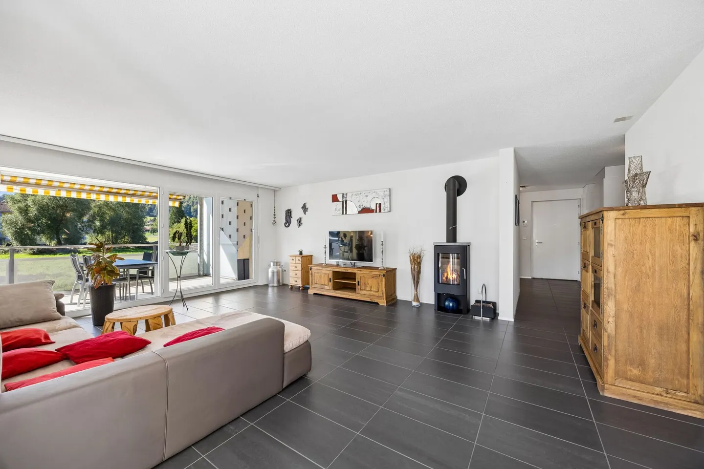 Appartement moderne de 4,5 pièces avec belle vue sur la verdure - Photo 1 sur 8