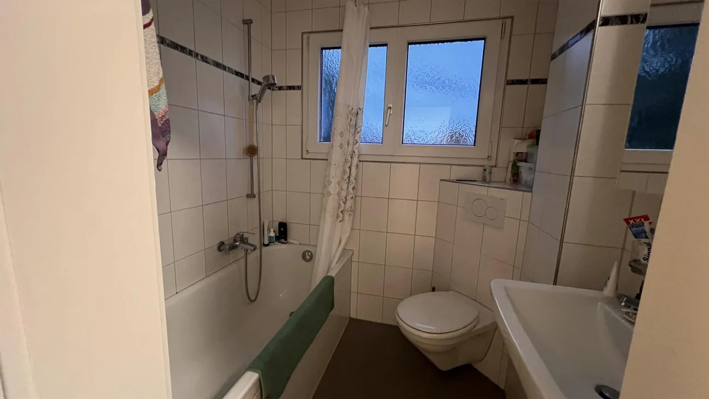 Ruhig und zentral gelegene 1.5  Zimmer-Dachwohnung an TOP-Lage - Foto 4 von 7