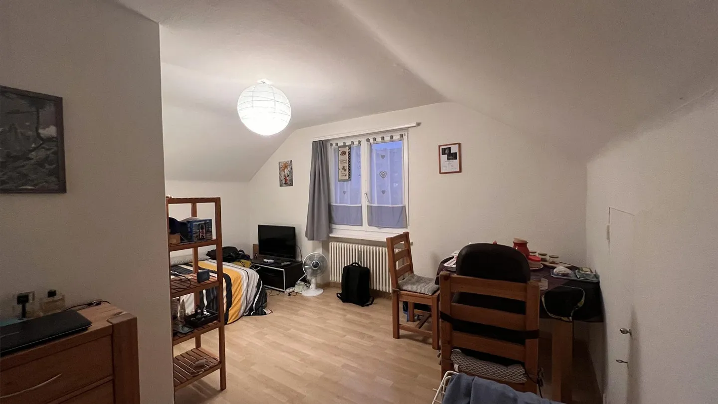 Ruhig und zentral gelegene 1.5  Zimmer-Dachwohnung an TOP-Lage - Foto 3 von 7
