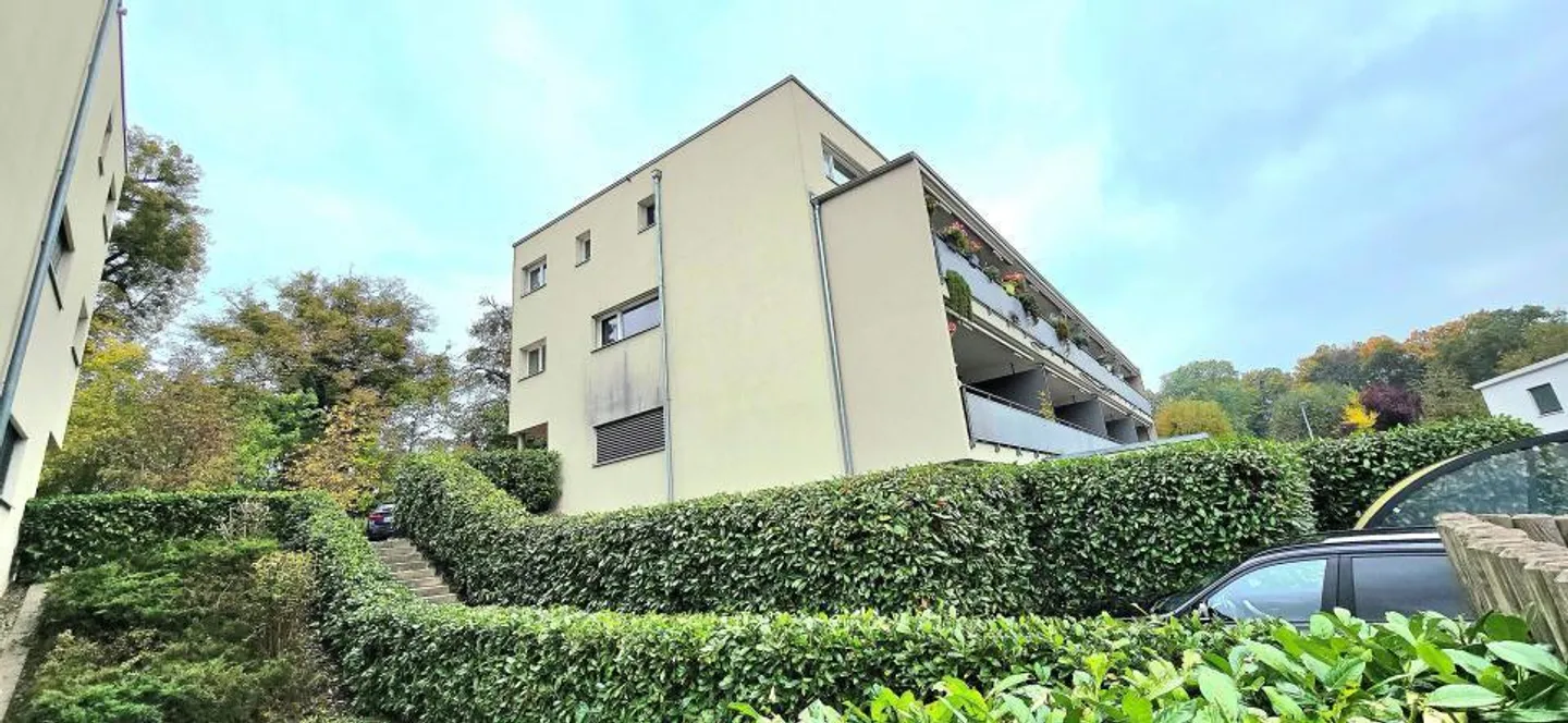 Duplex di 4,5 locali all'ultimo piano, 2 posti auto, bella vista - Foto 1 di 8