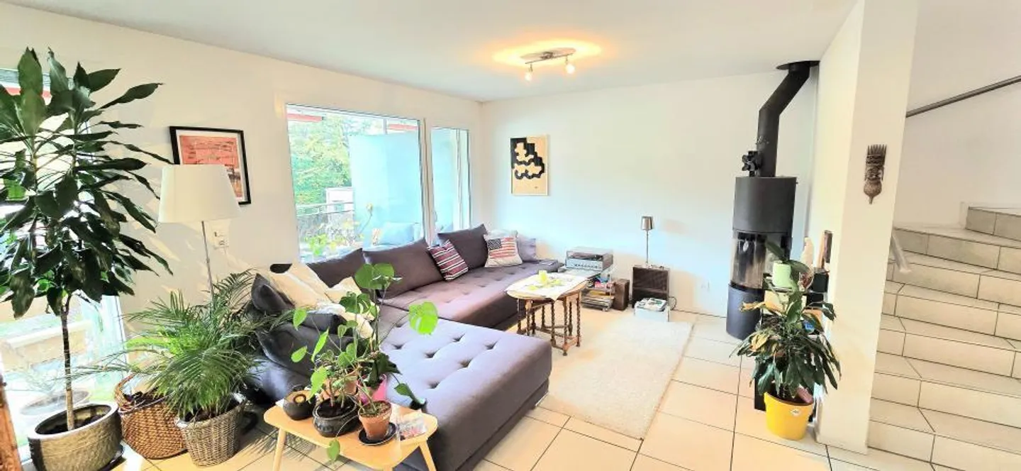 Duplex di 4,5 locali all'ultimo piano, 2 posti auto, bella vista - Foto 2 di 8