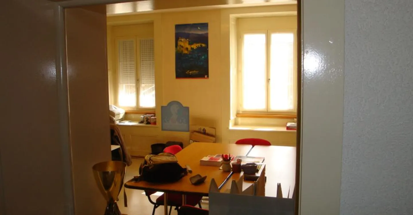 Rue de la Serre 3, Neuchâtel - Commercial space of 3 rooms on the ground floor - Photo 1 of 11