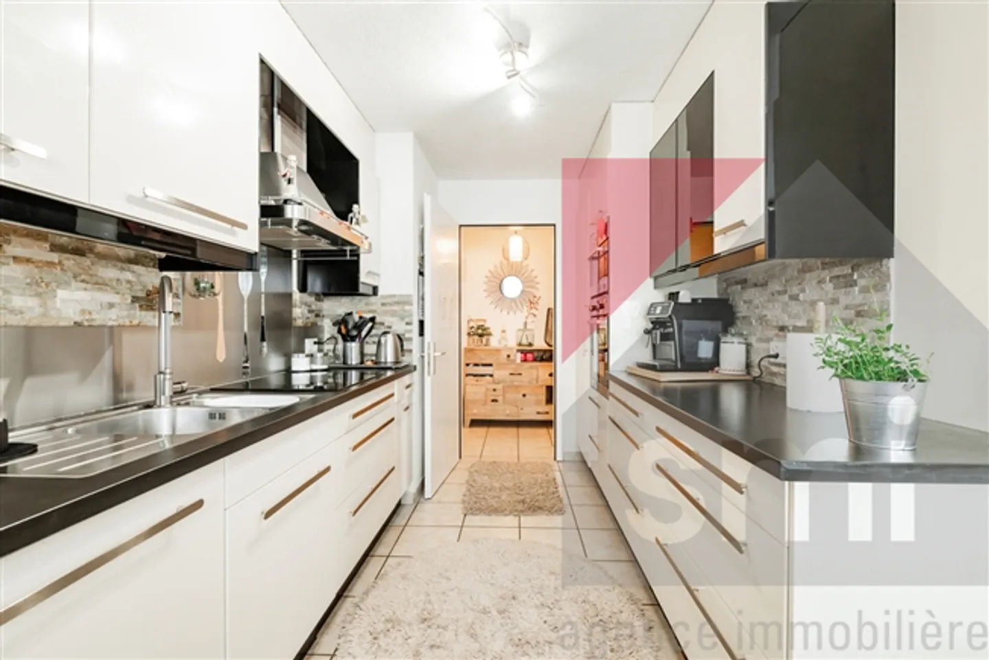 Large 5.5-room apartment on one level with private garden - Photo 2 of 11