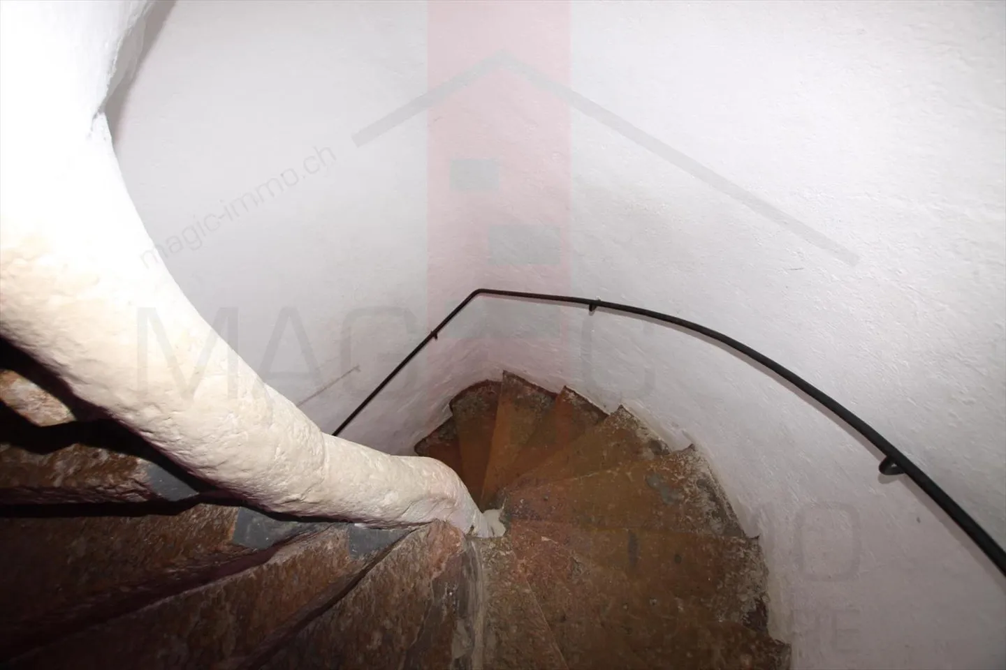 Mixed-use building for sale - Photo 3 of 6