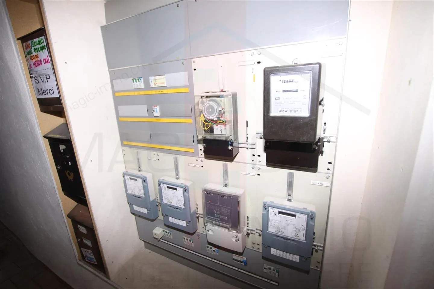 Mixed-use building for sale - Photo 4 of 6