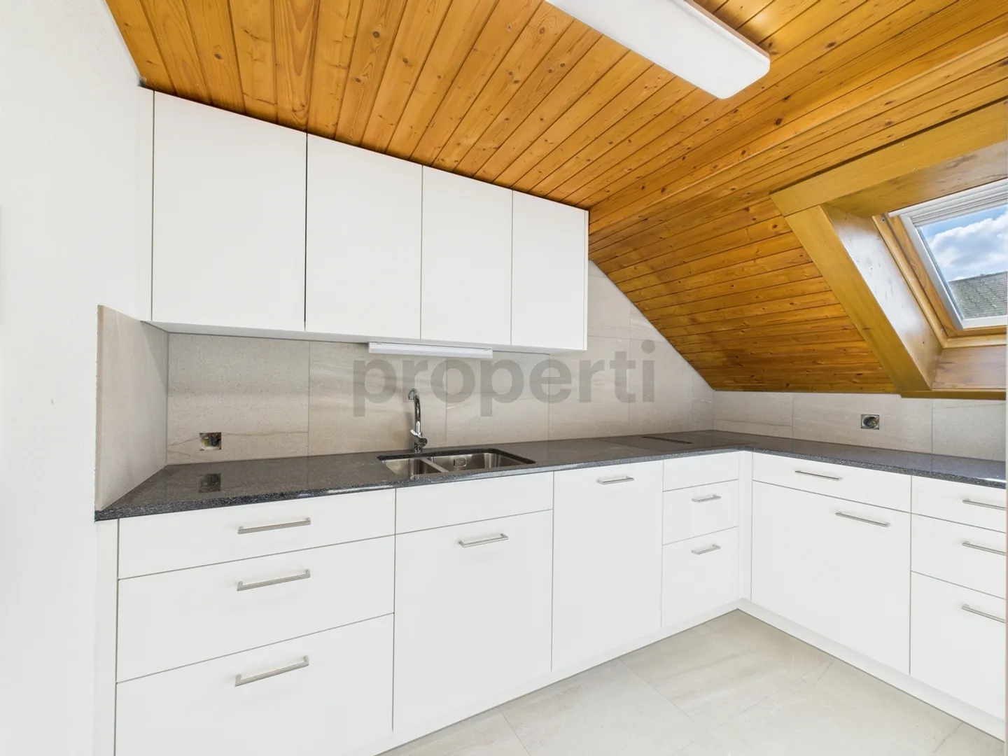 Appartamento accogliente all'ultimo piano con nuova cucina e nuovo bagno - Foto 2 di 8