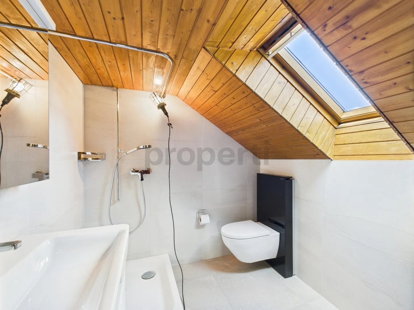 Appartamento accogliente all'ultimo piano con nuova cucina e nuovo bagno - Foto 7 di 8