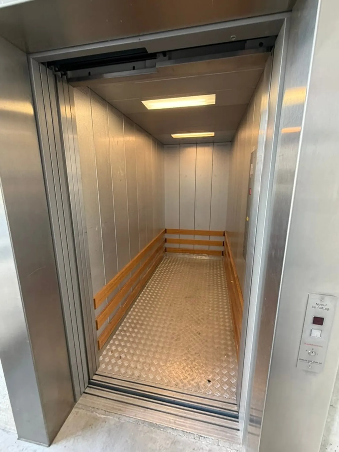 Espace commercial, de vente ou entrepôt - Photo 3 sur 11