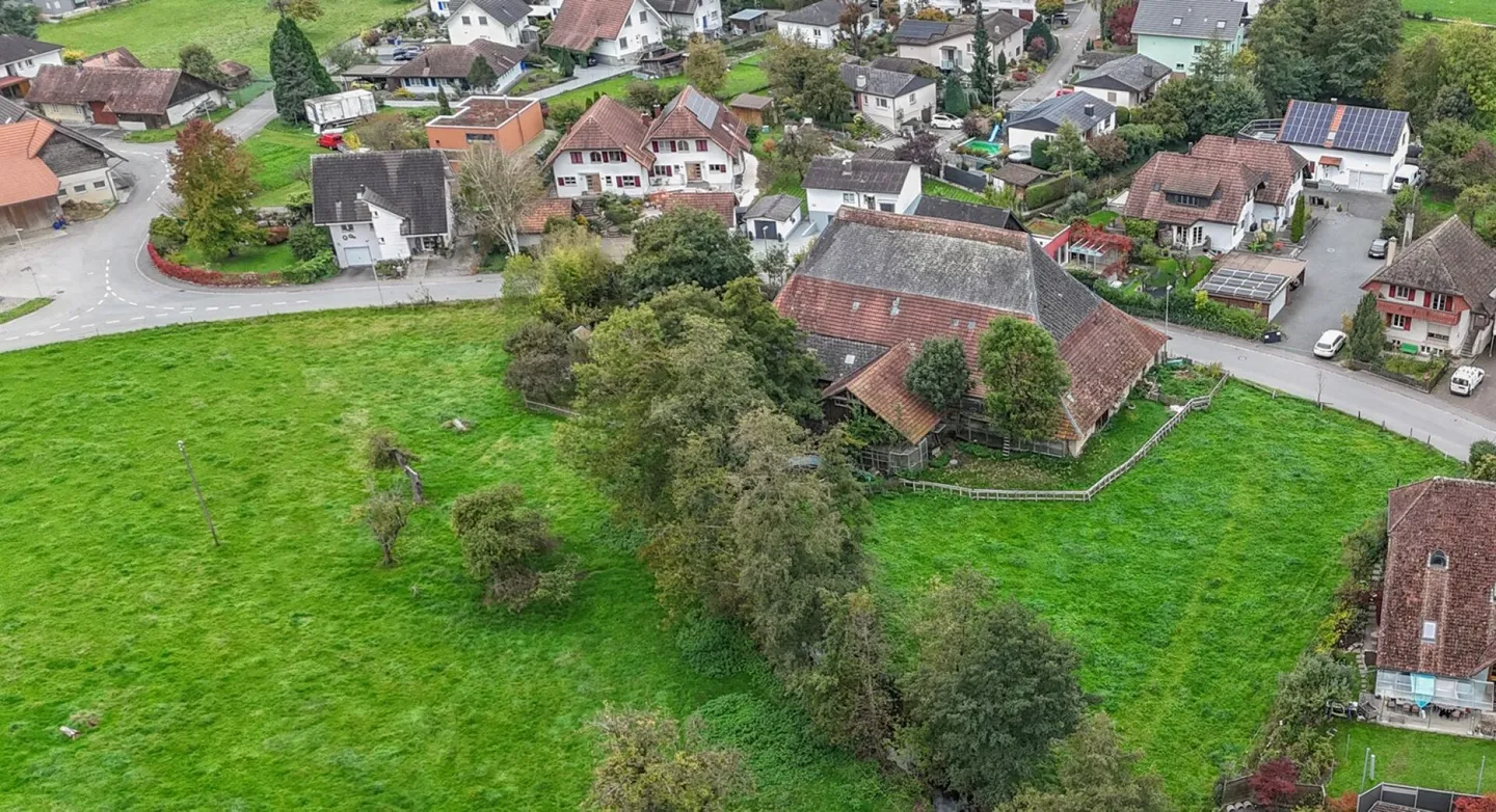 Grosses Bauernhaus direkt am Bach mit Landparzelle und Ausbaupotenzial - Foto 1 von 26