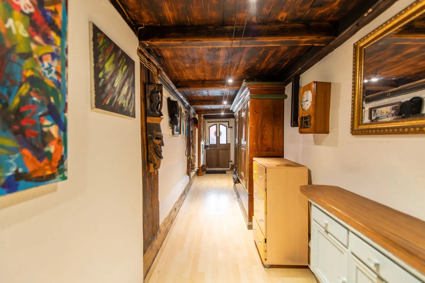 Grosses Bauernhaus direkt am Bach mit Landparzelle und Ausbaupotenzial - Foto 5 von 26