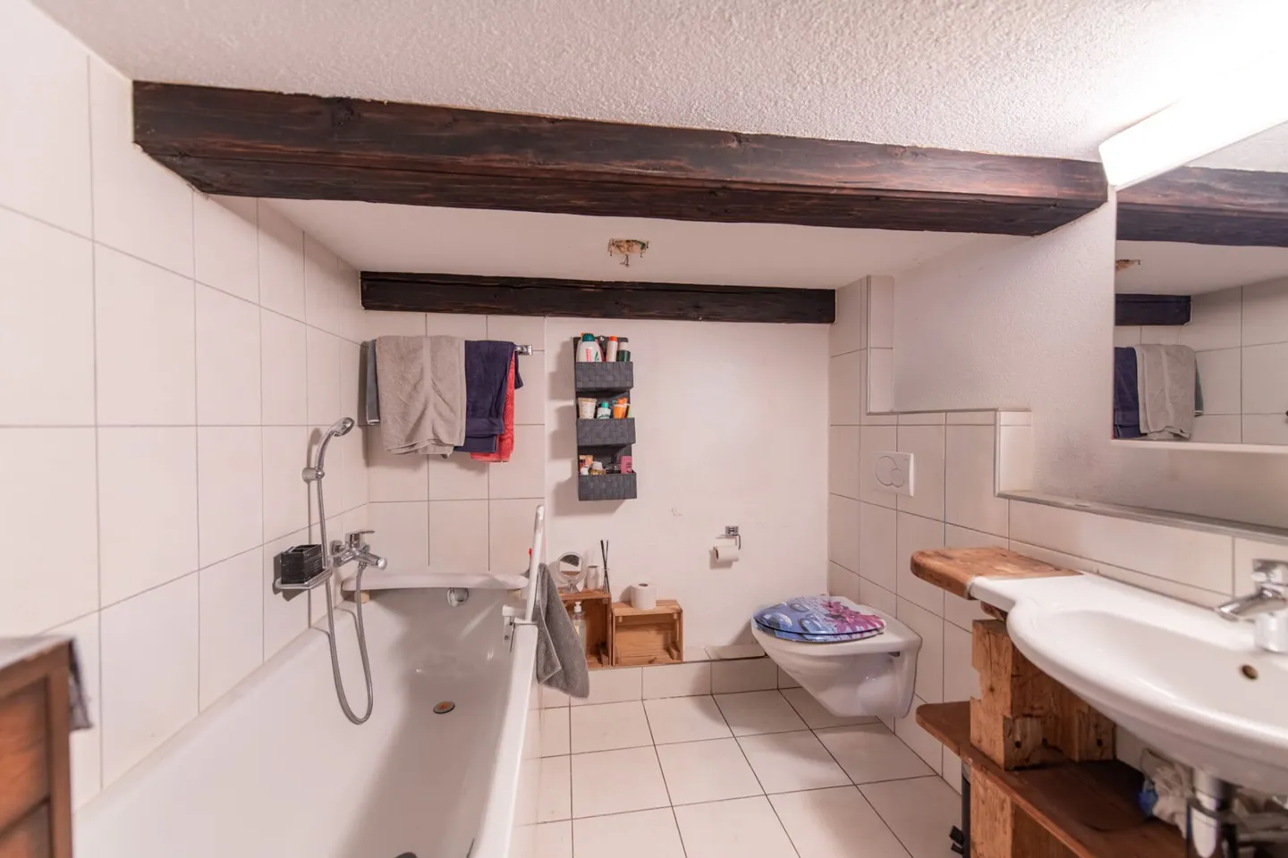 Grosses Bauernhaus direkt am Bach mit Landparzelle und Ausbaupotenzial - Foto 8 von 26