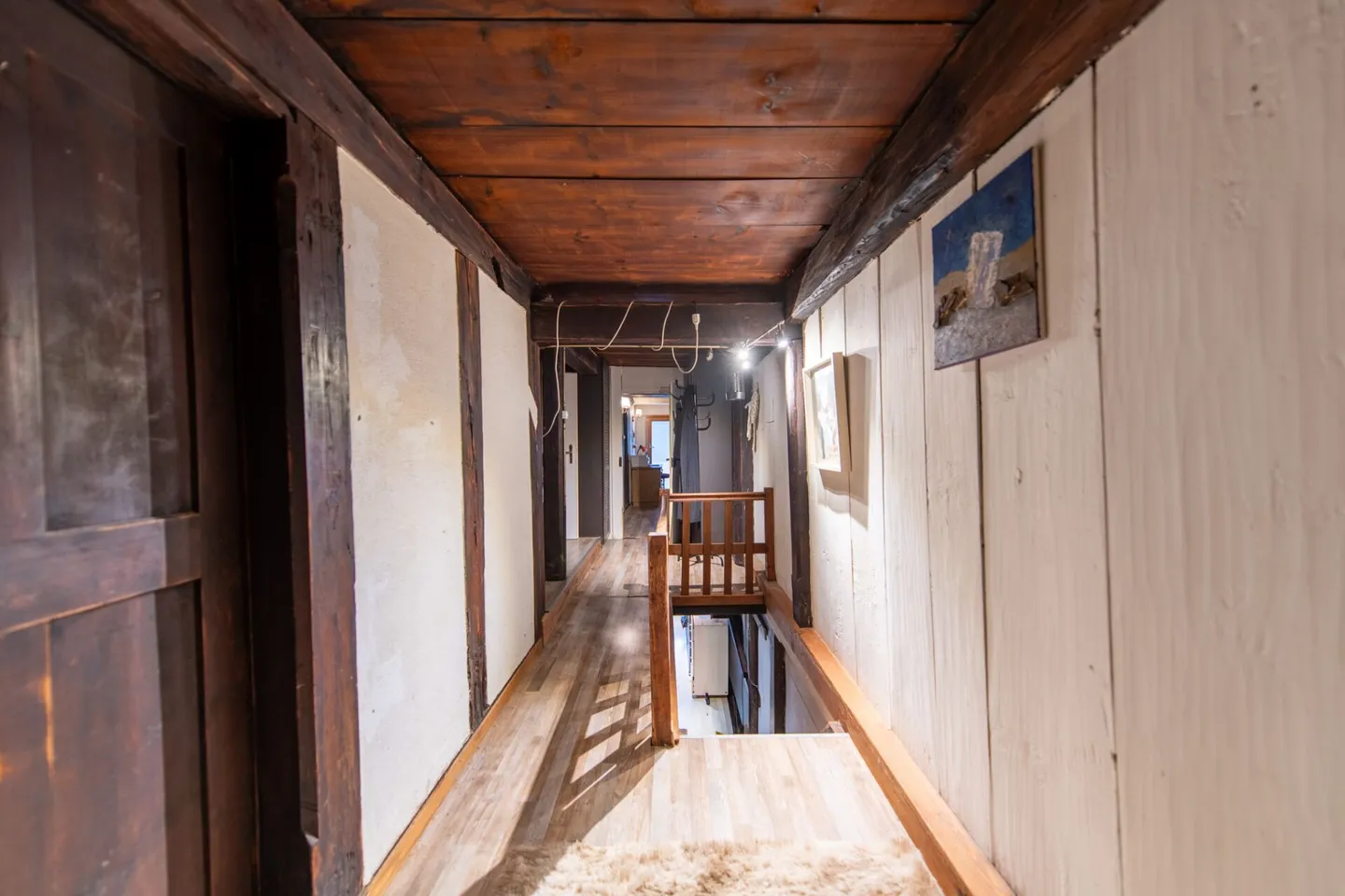 Grosses Bauernhaus direkt am Bach mit Landparzelle und Ausbaupotenzial - Foto 10 von 26