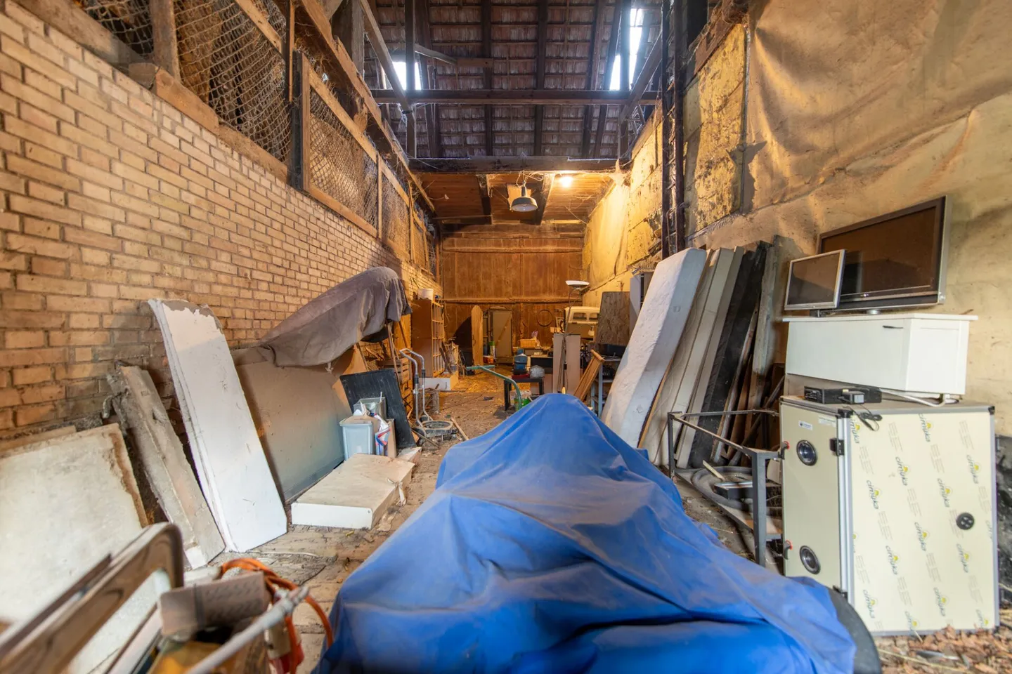 Grosses Bauernhaus direkt am Bach mit Landparzelle und Ausbaupotenzial - Foto 12 von 26