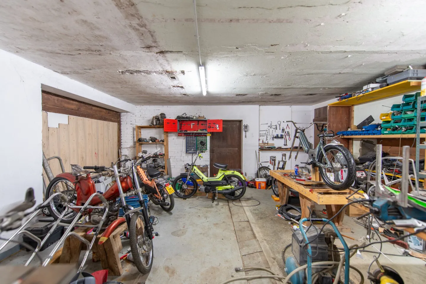 Grosses Bauernhaus direkt am Bach mit Landparzelle und Ausbaupotenzial - Foto 14 von 26