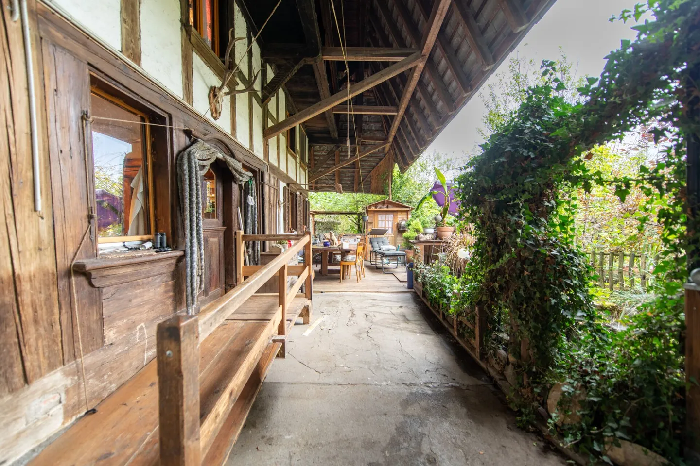 Grosses Bauernhaus direkt am Bach mit Landparzelle und Ausbaupotenzial - Foto 15 von 26