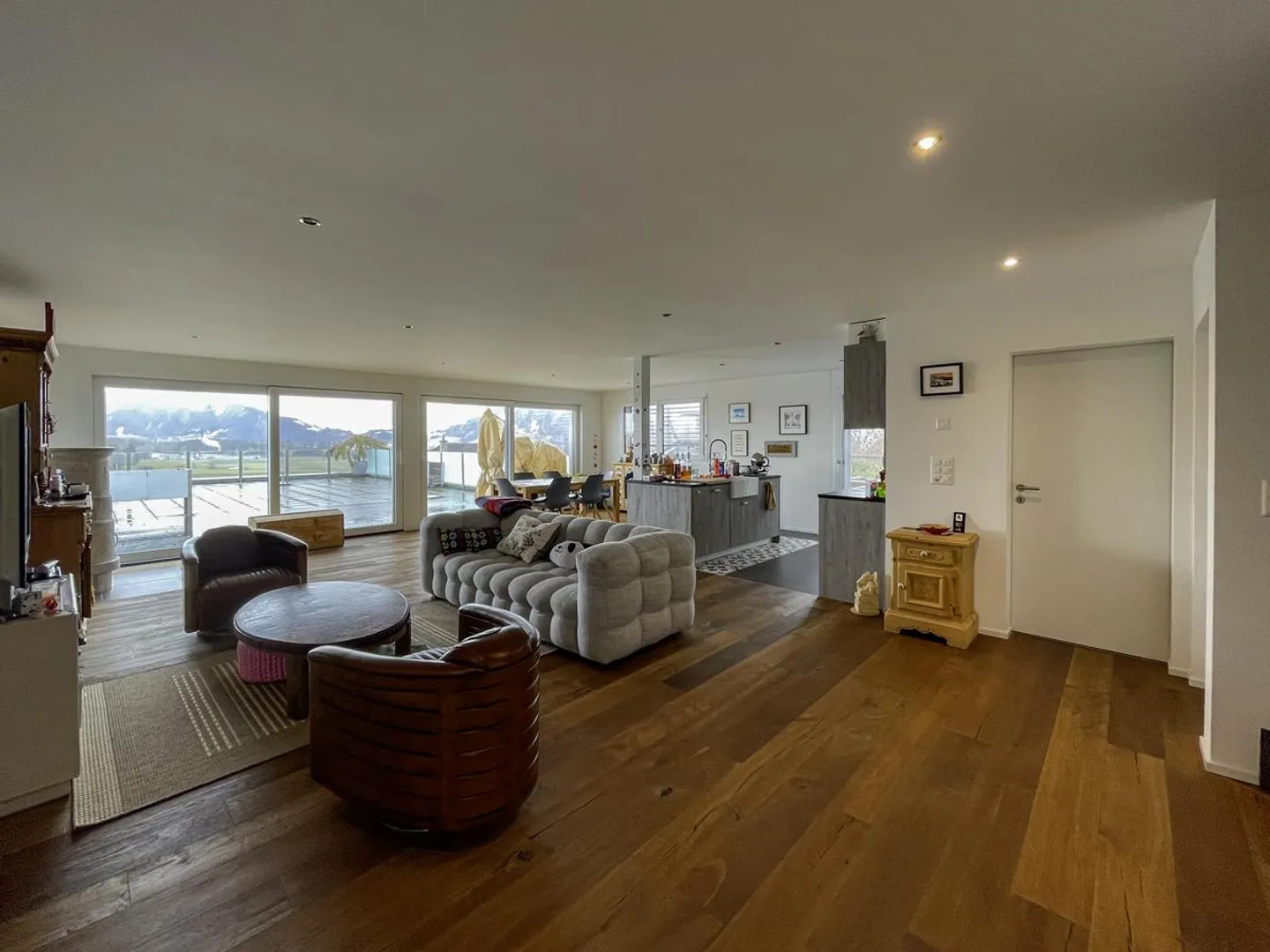 Villa with independent apartment? Clear view and strong potential - Photo 1 of 13