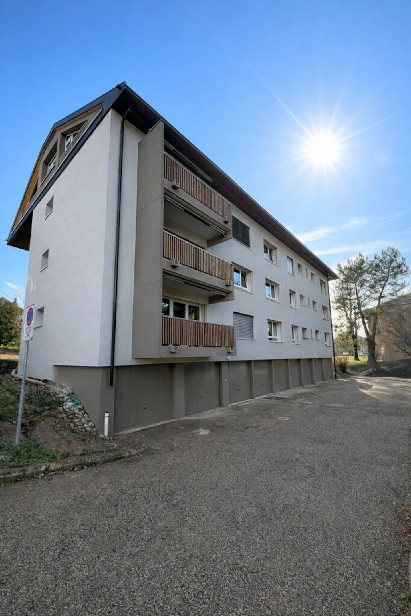 Spacious and bright 3.5-room apartment fully renovated - Photo 1 of 2