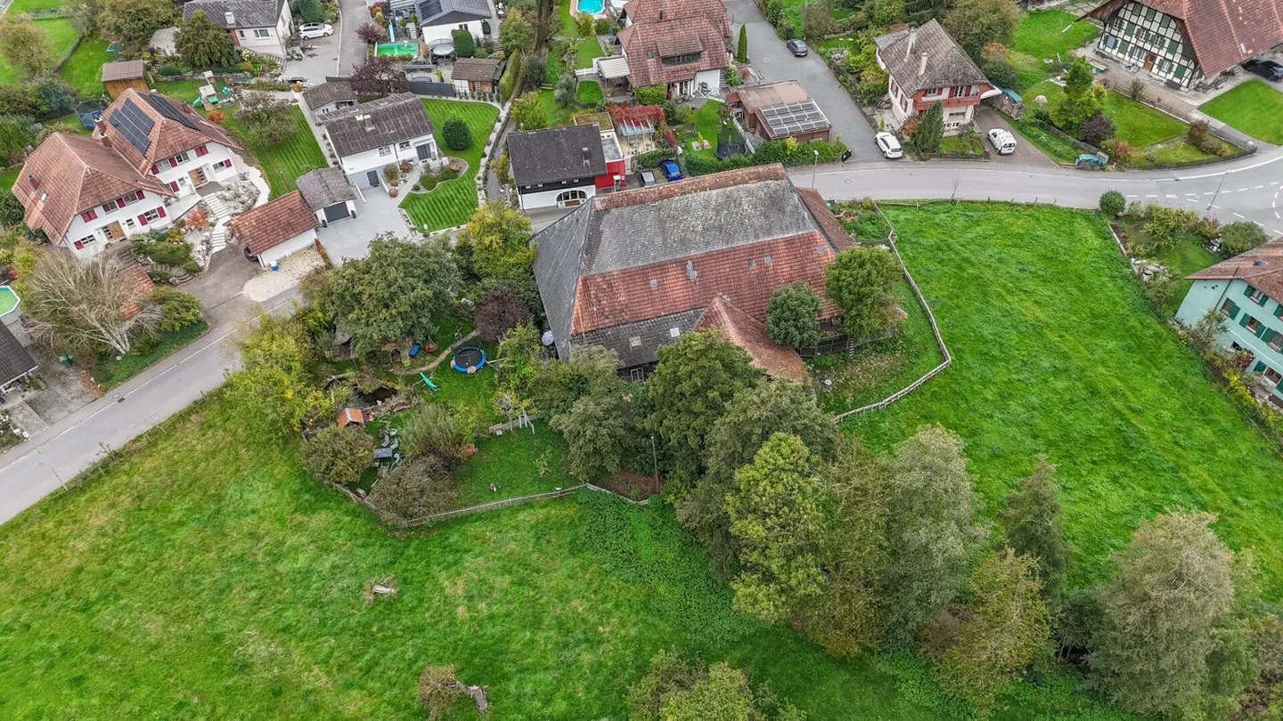 Grosses Bauernhaus direkt am Bach mit Landparzelle und Ausbaupotenzial - Foto 24 von 26