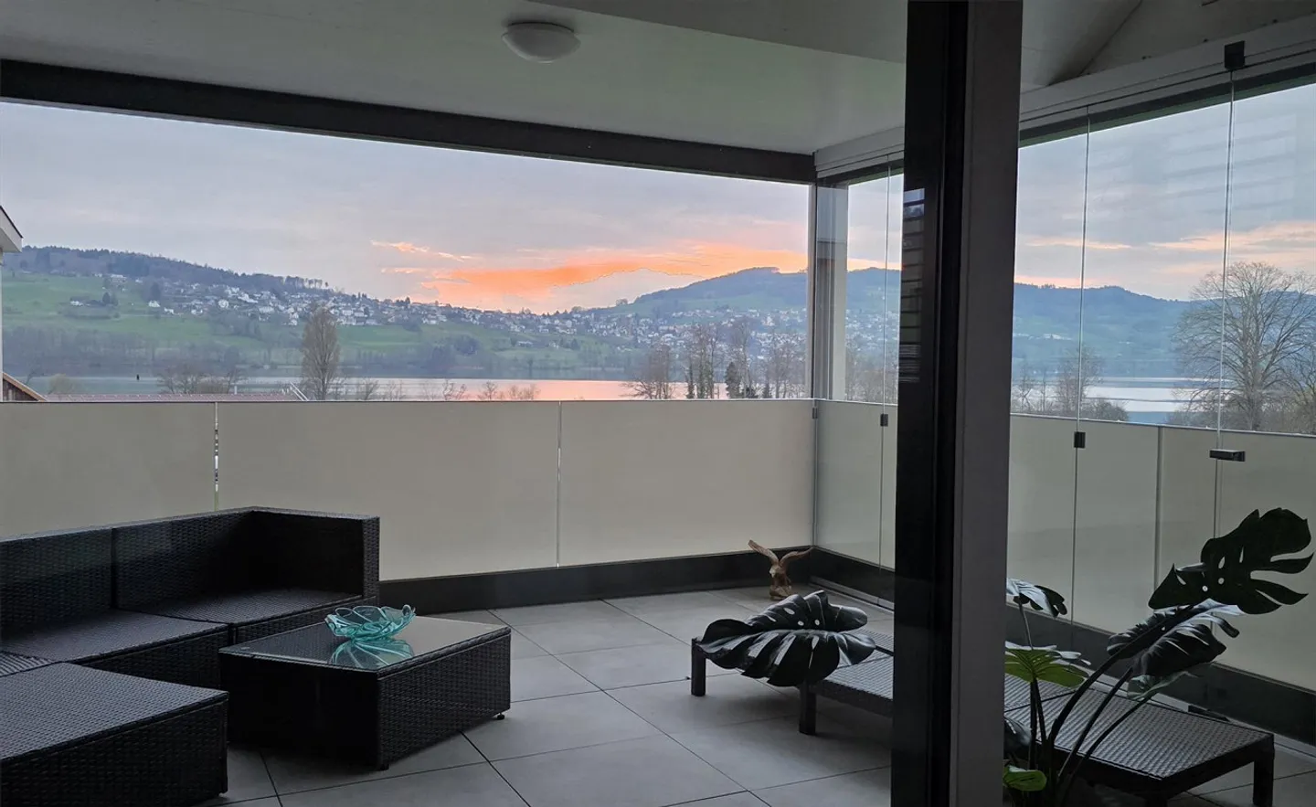 Traumhafte Dachwohnung mit Weitsicht auf den Hallwiler See - Foto 2 von 8