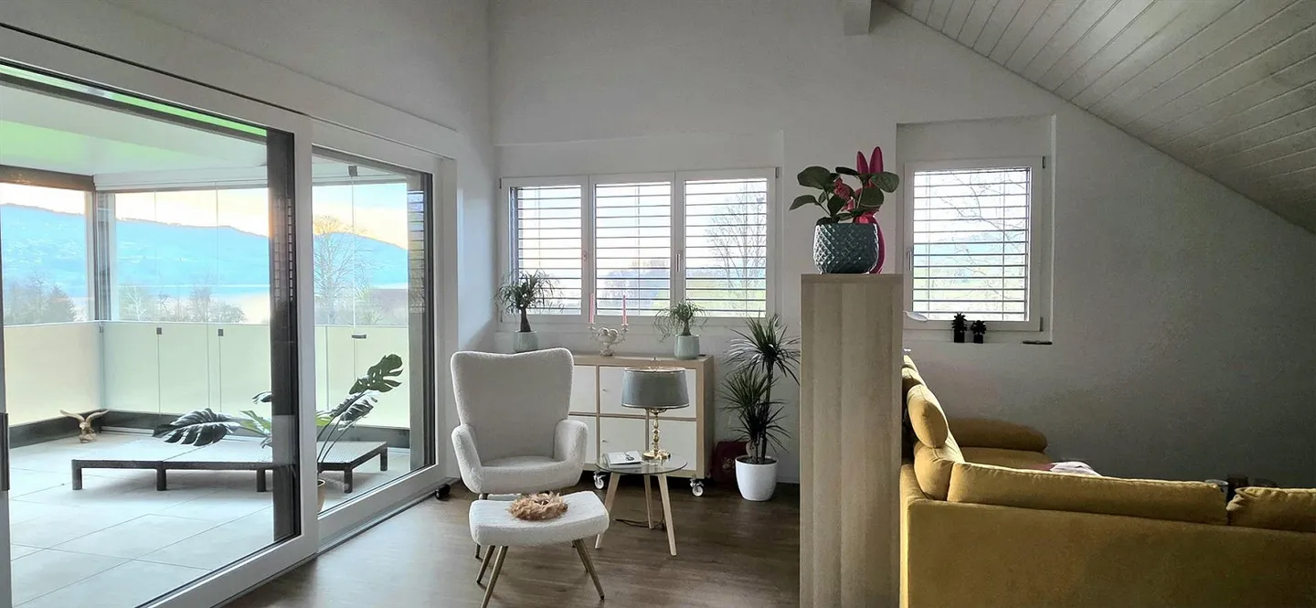 Traumhafte Dachwohnung mit Weitsicht auf den Hallwiler See - Foto 3 von 8
