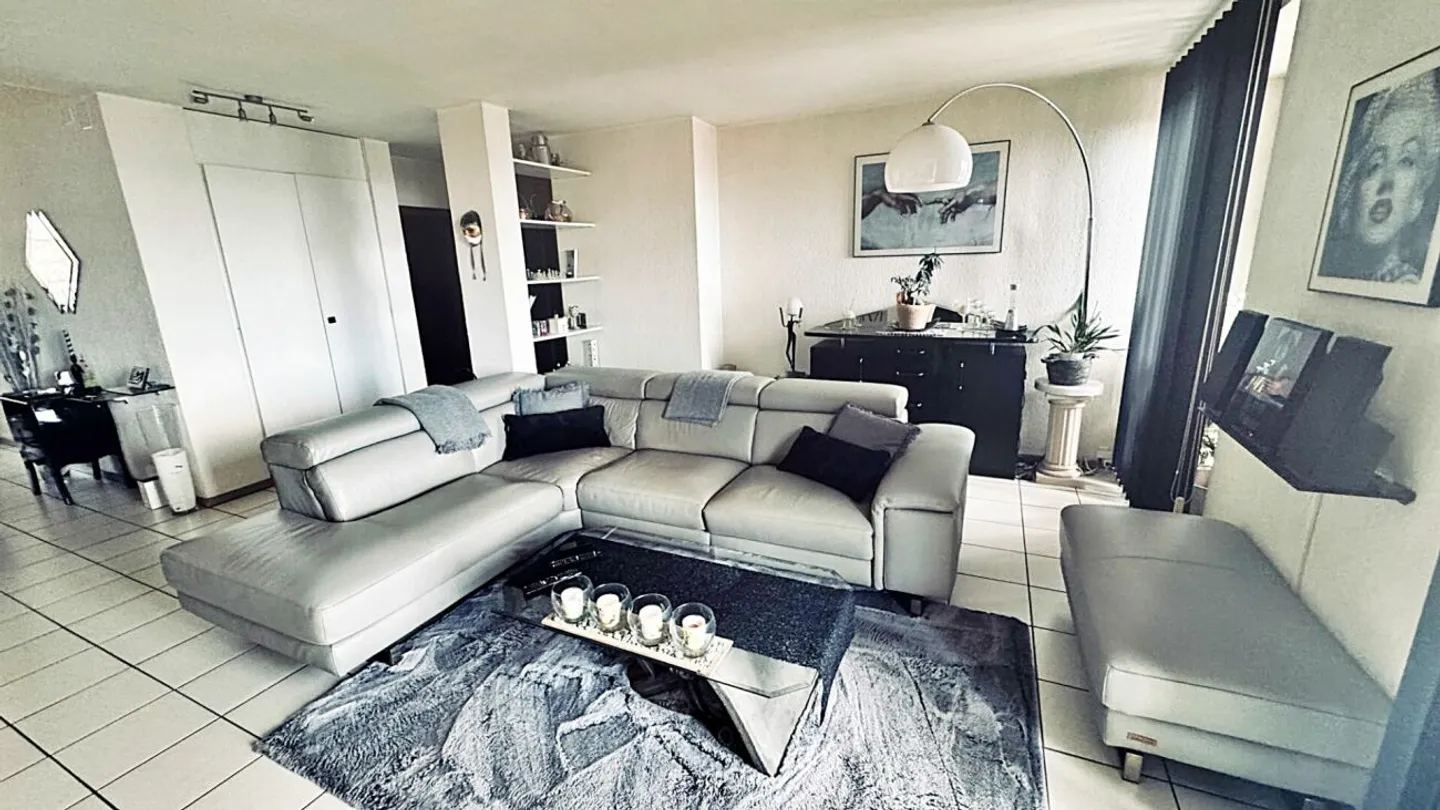 Spacious 4.5-room apartment in the city center of Neuchâtel - Photo 3 of 24