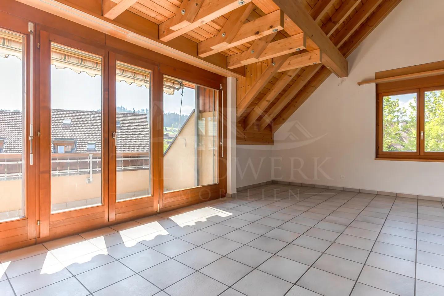 Luminoso appartamento duplex di 5,5 locali a Freimettigen - Foto 3 di 16
