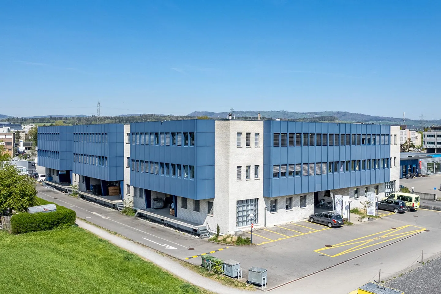 Attractive Small Office in Steinhausen - Photo 1 of 3