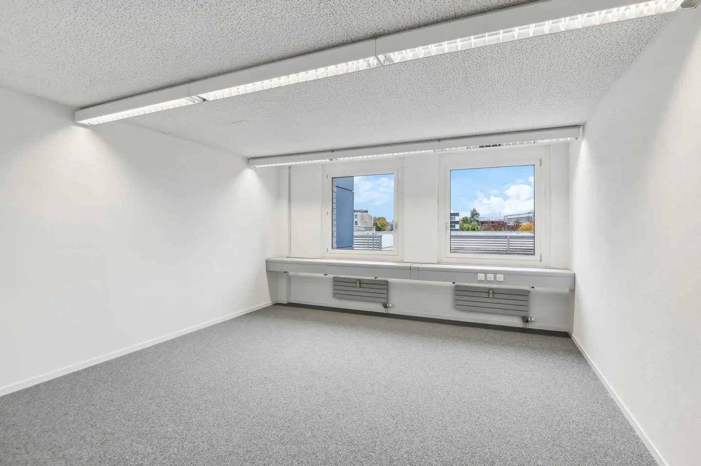 Attractive Small Office in Steinhausen - Photo 3 of 3
