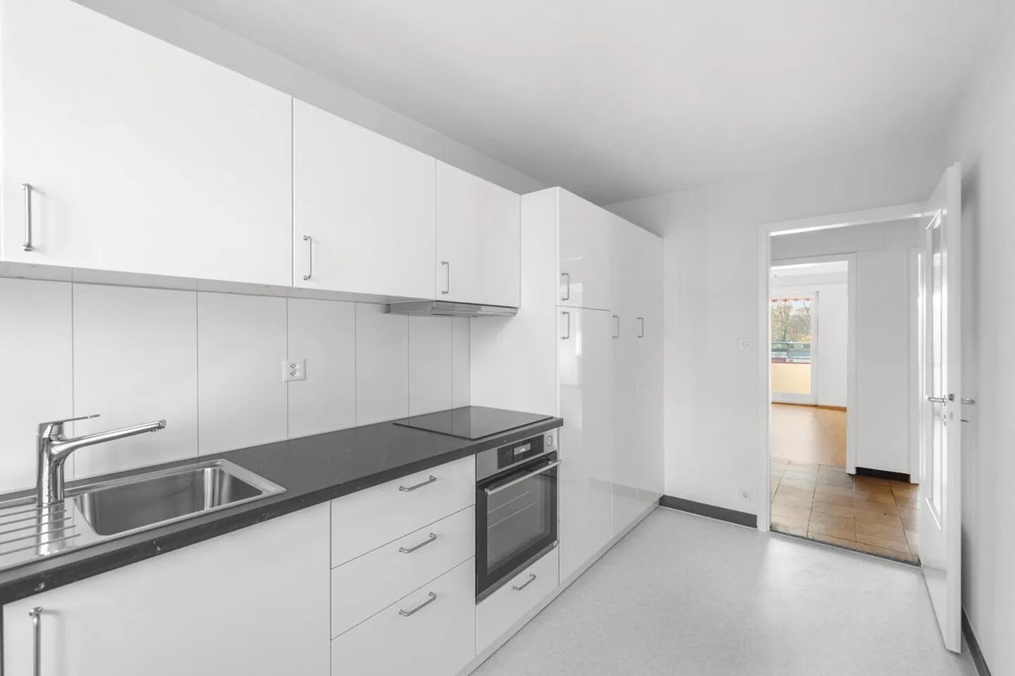 Appartement rénové avec balcon - Photo 2 sur 8